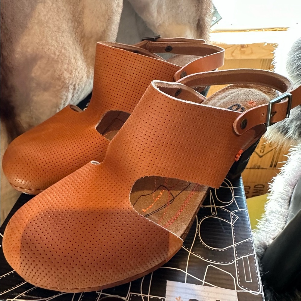 Art Mojave Tinted Cuero Covered Toe Sandals